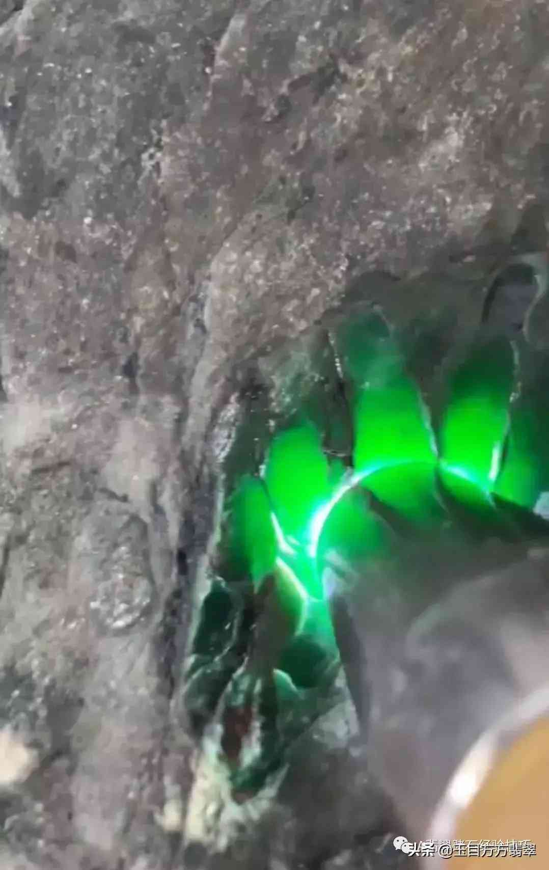 怎么切翡翠原石(切翡翠原石视频)插图7