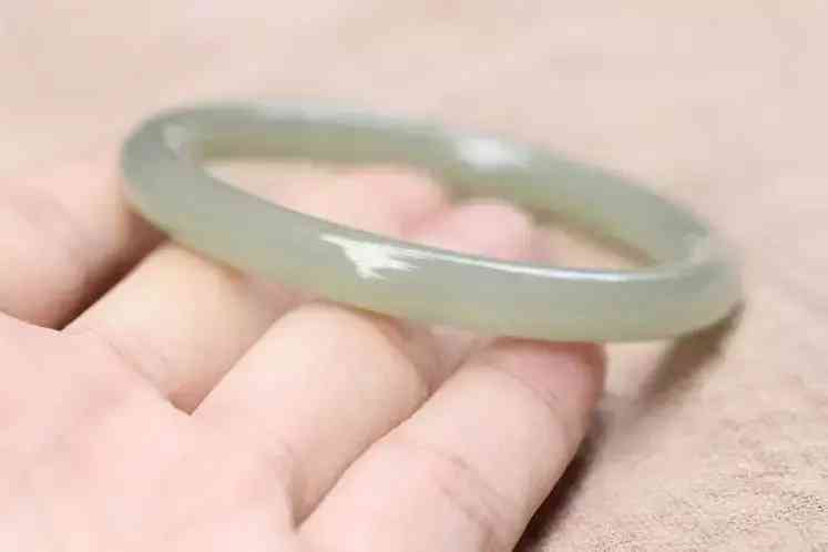 和田玉手镯怎么保养(怎么挑选和田玉手镯)插图2