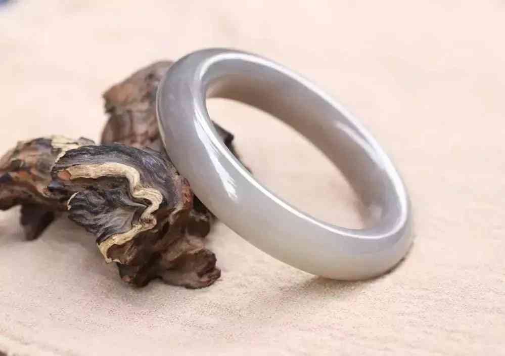 和田玉手镯怎么保养(怎么挑选和田玉手镯)插图4