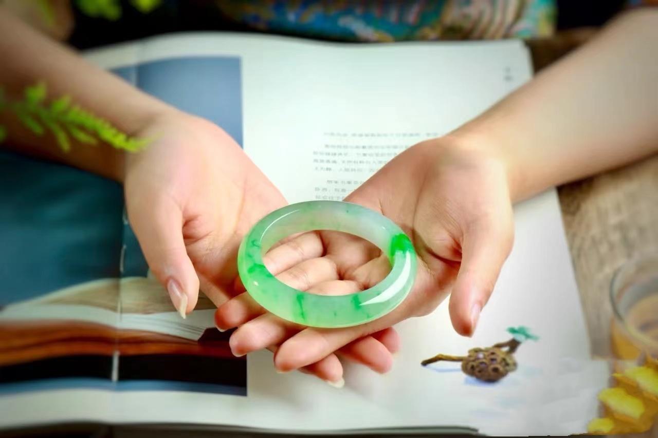 翡翠手镯怎么辨别真假(如何辨别真假翡翠手镯)插图8 翡翠手镯怎么辨别真假(如何辨别真假翡翠手镯)插图8