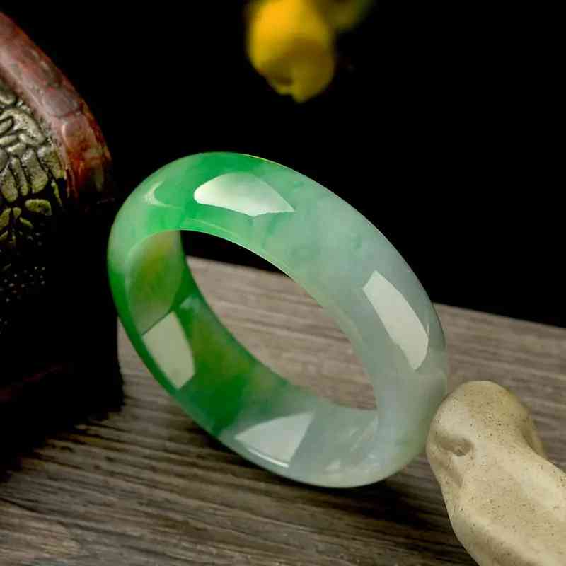 翡翠手镯怎么选才是最好的(在线24时免费鉴定翡翠)插图3