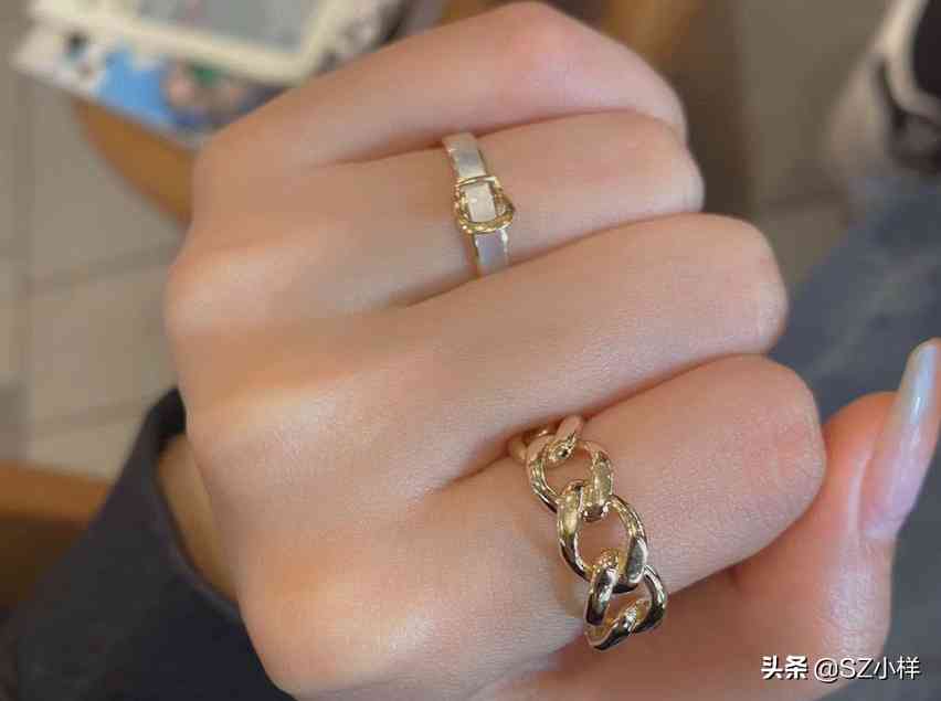 女生右手尾戒的含义与戴法(尾戒戴左手还是右手防小人)