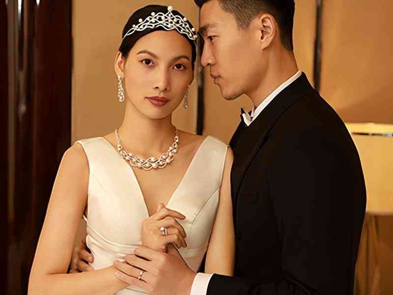 结婚女生戴戒指戴哪只手(结婚的女生戒指戴哪只手)插图1