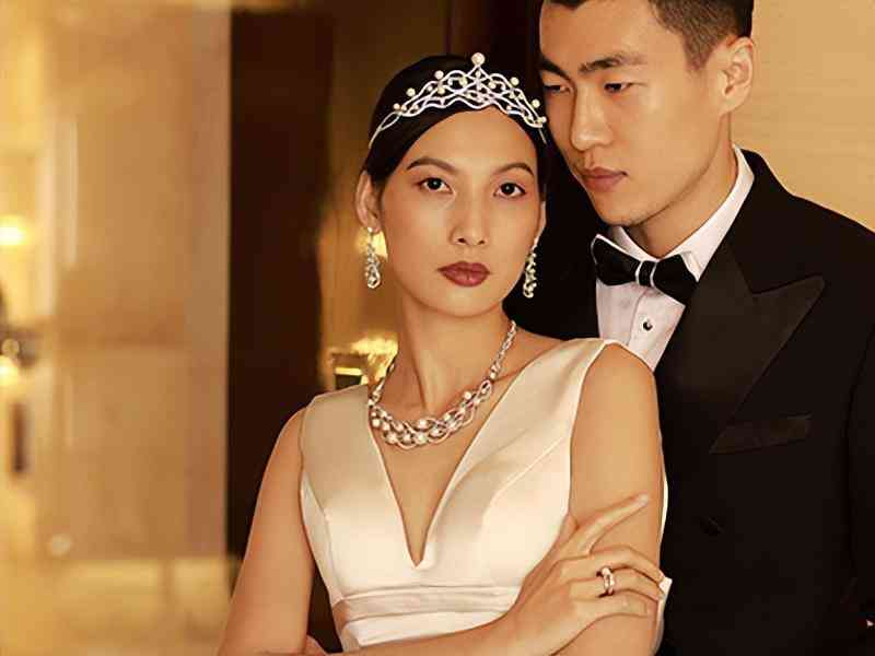 结婚女生戴戒指戴哪只手(结婚的女生戒指戴哪只手)插图2