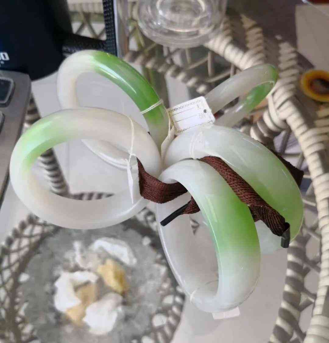 翠青玉手镯价格(翠青手镯图片)插图2