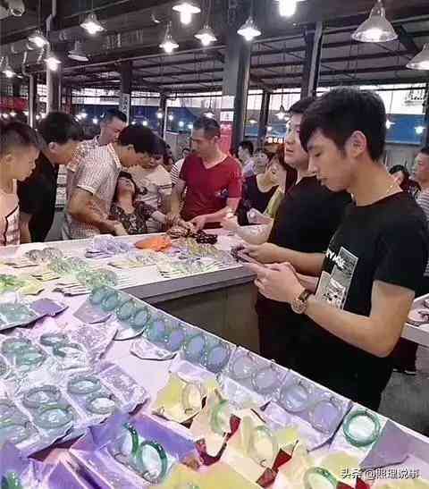 玉手镯值钱吗(玉手镯多少钱的是正品)插图3 玉手镯值钱吗(玉手镯多少钱的是正品)插图3