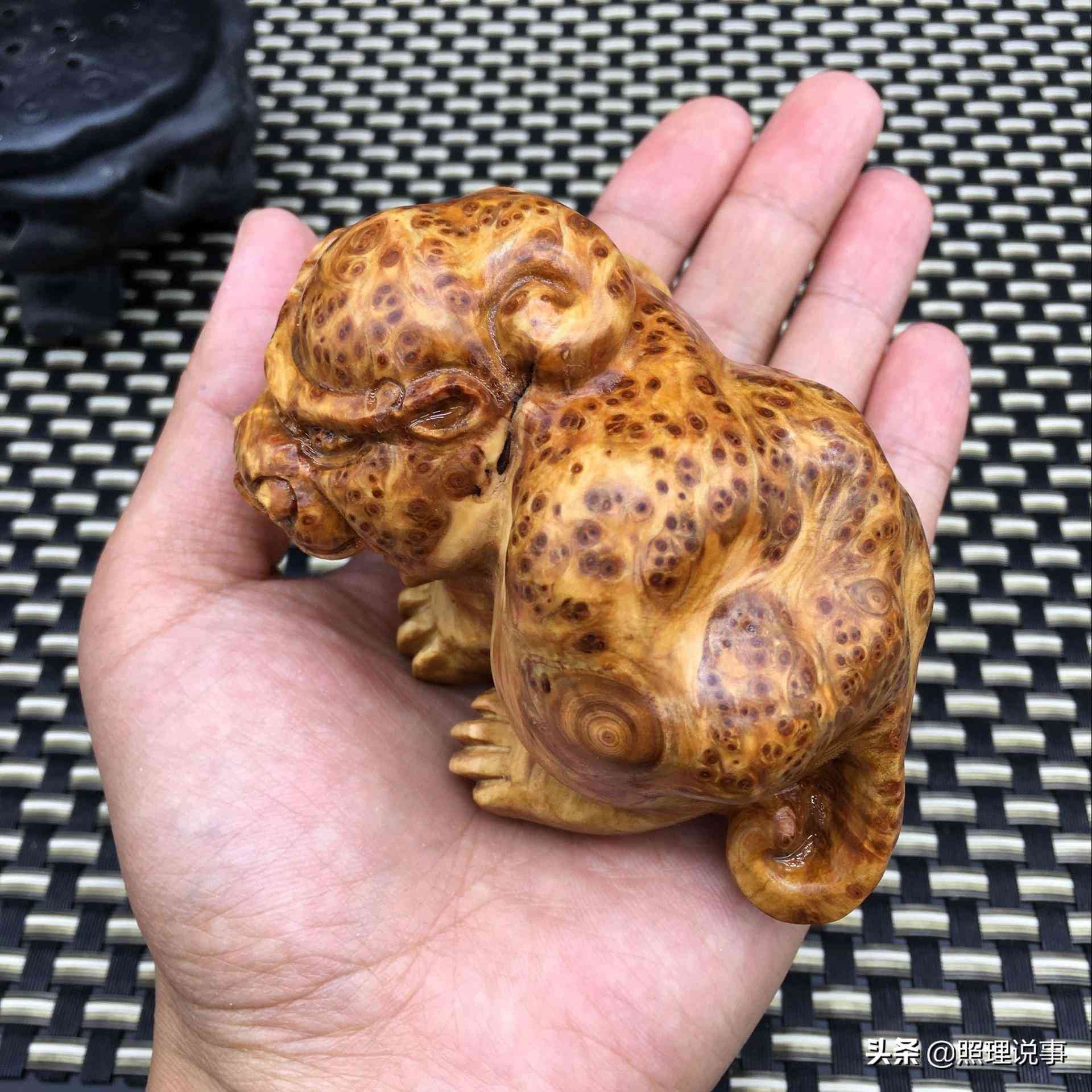 玉手镯值钱吗(玉手镯多少钱的是正品)插图4 玉手镯值钱吗(玉手镯多少钱的是正品)插图4