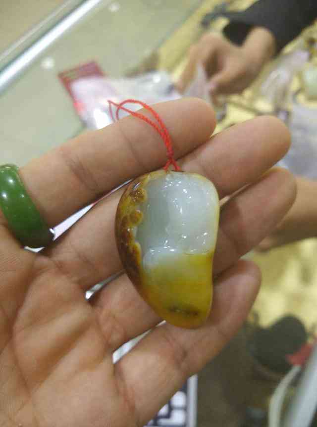 2500买个和田玉吊坠贵么(200多的和田玉吊坠是真的吗)插图1