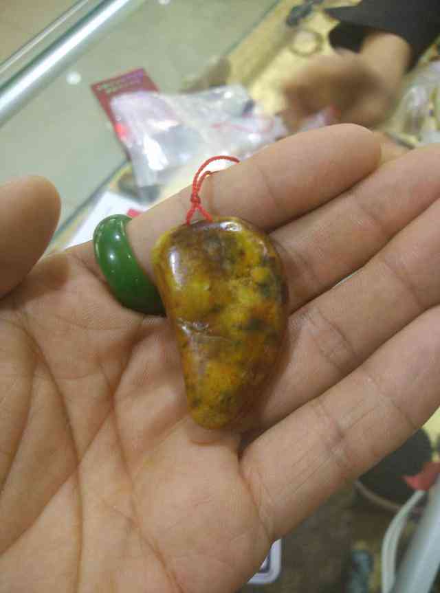 2500买个和田玉吊坠贵么(200多的和田玉吊坠是真的吗)插图2