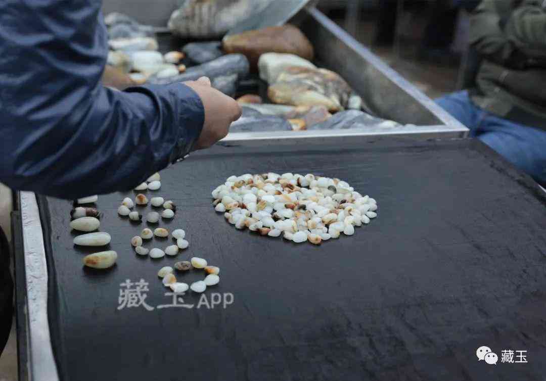 和田玉籽料手串价格(周大福和田玉手串值得买吗)插图11 和田玉籽料手串价格(周大福和田玉手串值得买吗)插图11