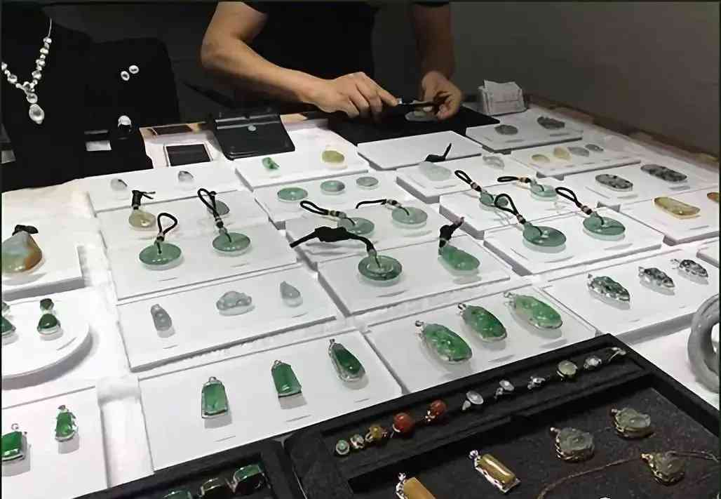 买玉镯去哪里买好(哪里买玉手镯既是正品又便宜)插图1