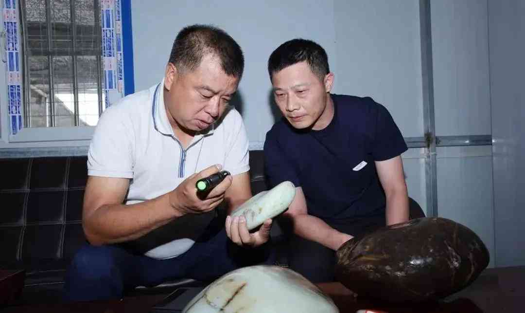 买玉镯去哪里买好(哪里买玉手镯既是正品又便宜)插图11