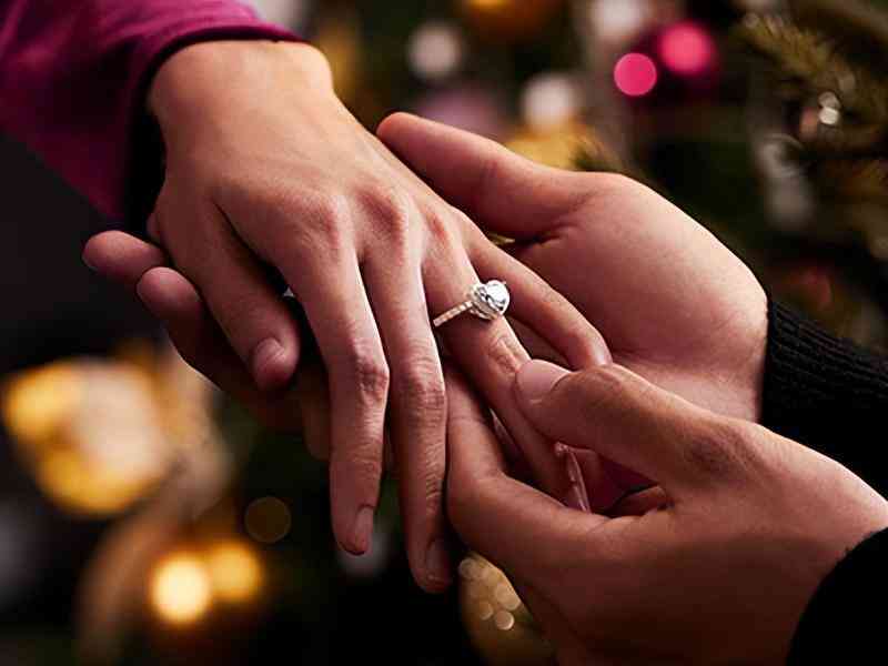 国内买钻戒哪个牌子好(国内哪家钻石戒指好)