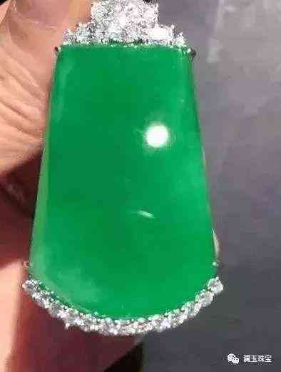翡翠在灯光下是咋样的(翡翠在灯光下是咋样的样子)插图6 翡翠在灯光下是咋样的(翡翠在灯光下是咋样的样子)插图6