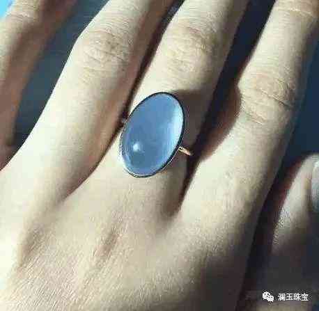 翡翠在灯光下是咋样的(翡翠在灯光下是咋样的样子)插图8 翡翠在灯光下是咋样的(翡翠在灯光下是咋样的样子)插图8