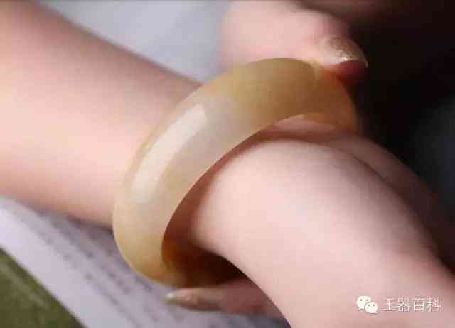 金丝玉手镯适合什么人(金丝玉手镯适合什么人戴)插图1