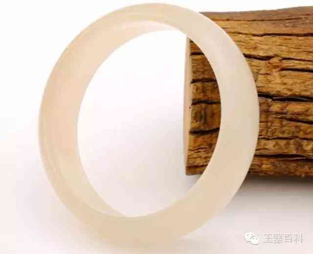 金丝玉手镯适合什么人(金丝玉手镯适合什么人戴)插图3