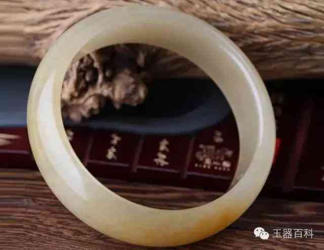 金丝玉手镯适合什么人(金丝玉手镯适合什么人戴)插图4