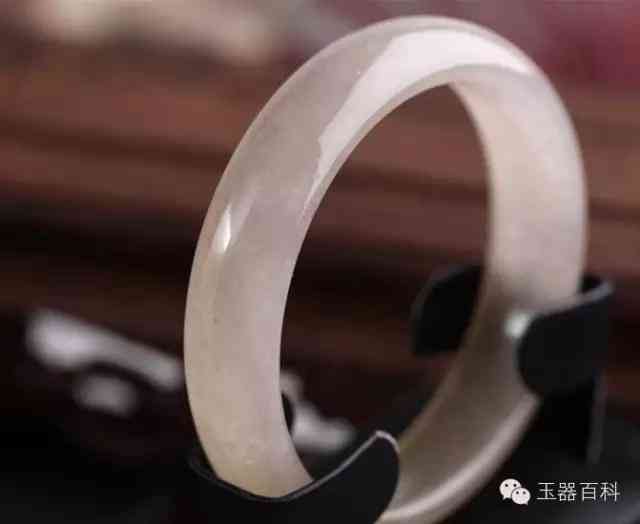 金丝玉手镯适合什么人(金丝玉手镯适合什么人戴)插图8