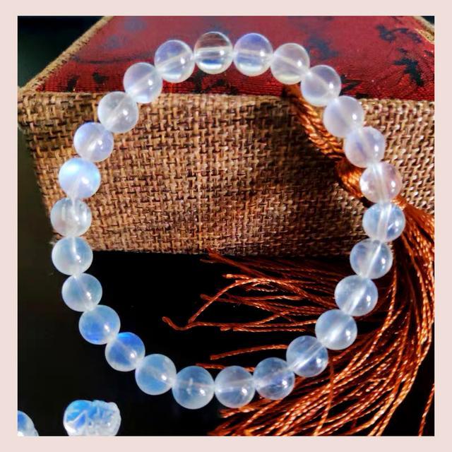 灰月光石戴左手还是右手(灰月光石不能乱戴)插图2 灰月光石戴左手还是右手(灰月光石不能乱戴)插图2