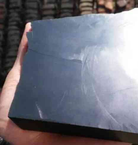 和田玉不值钱的几种料(真玉和假玉在灯光下有啥区别)插图3