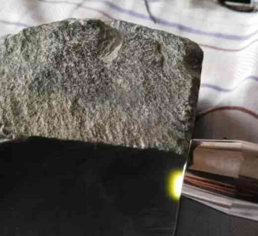 和田玉不值钱的几种料(真玉和假玉在灯光下有啥区别)插图5