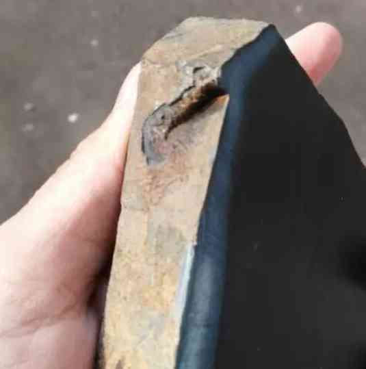 和田玉不值钱的几种料(真玉和假玉在灯光下有啥区别)插图7