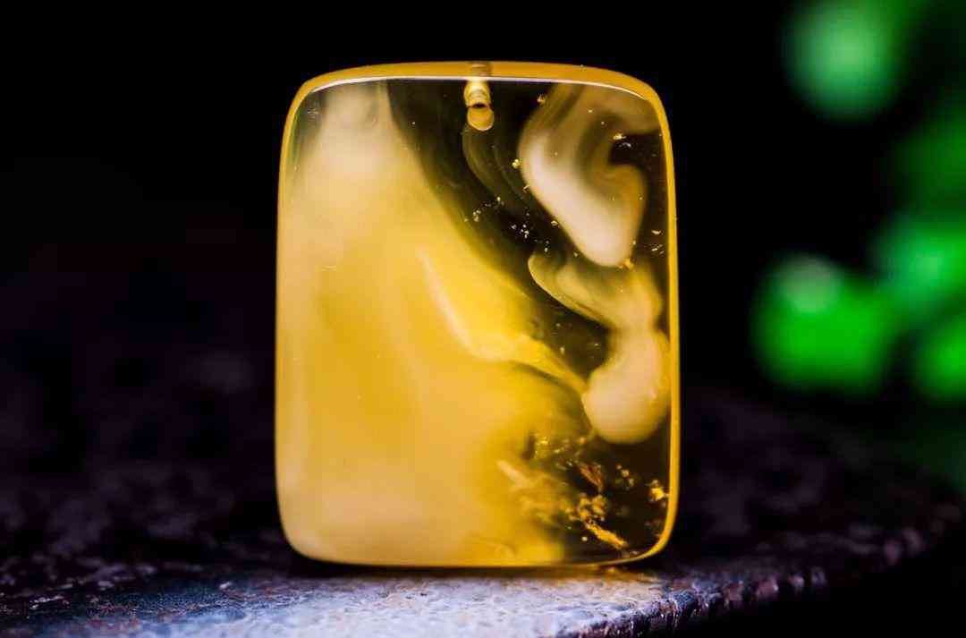 琥珀蜜蜡和蜜蜡的区别(蜜蜡和琥珀是一样东西吗)插图2
