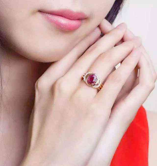 女性十个手指戒指含义(女性十个手指戴戒指的意义)插图1 女性十个手指戒指含义(女性十个手指戴戒指的意义)插图1