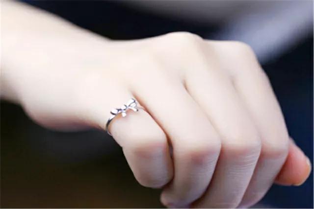 女性十个手指戒指含义(女性十个手指戴戒指的意义)插图4 女性十个手指戒指含义(女性十个手指戴戒指的意义)插图4