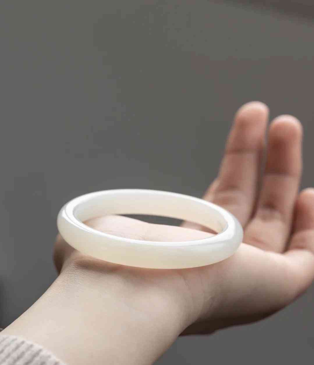 玉镯怎么样辨别真假(玉镯怎么样辨别真假棉花球)插图3