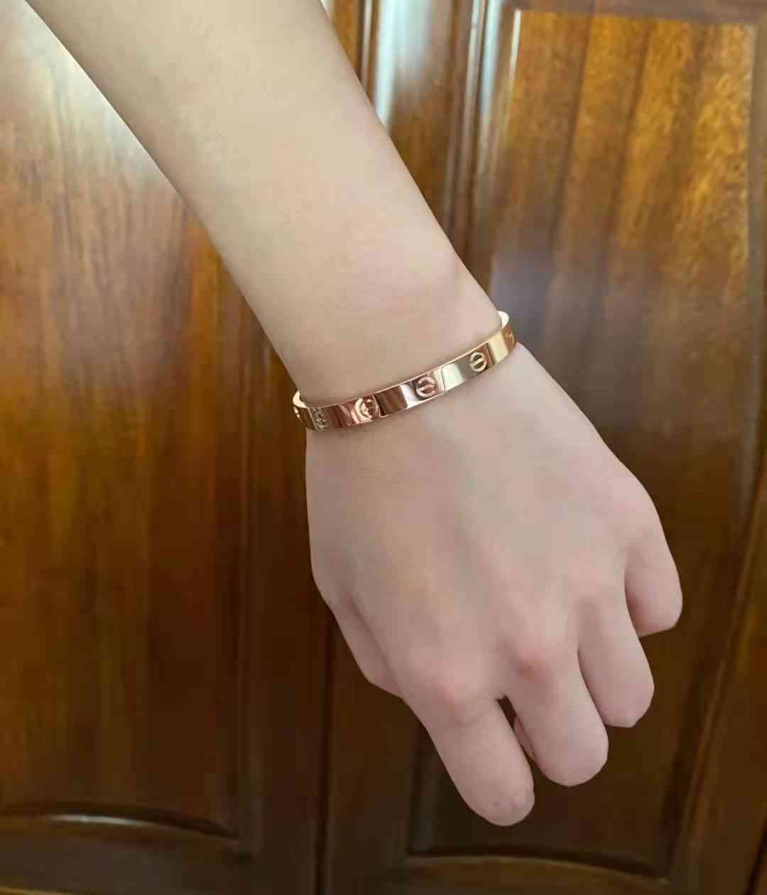 卡地亚黄金手镯(卡地亚黄金手镯多少钱一克)插图8