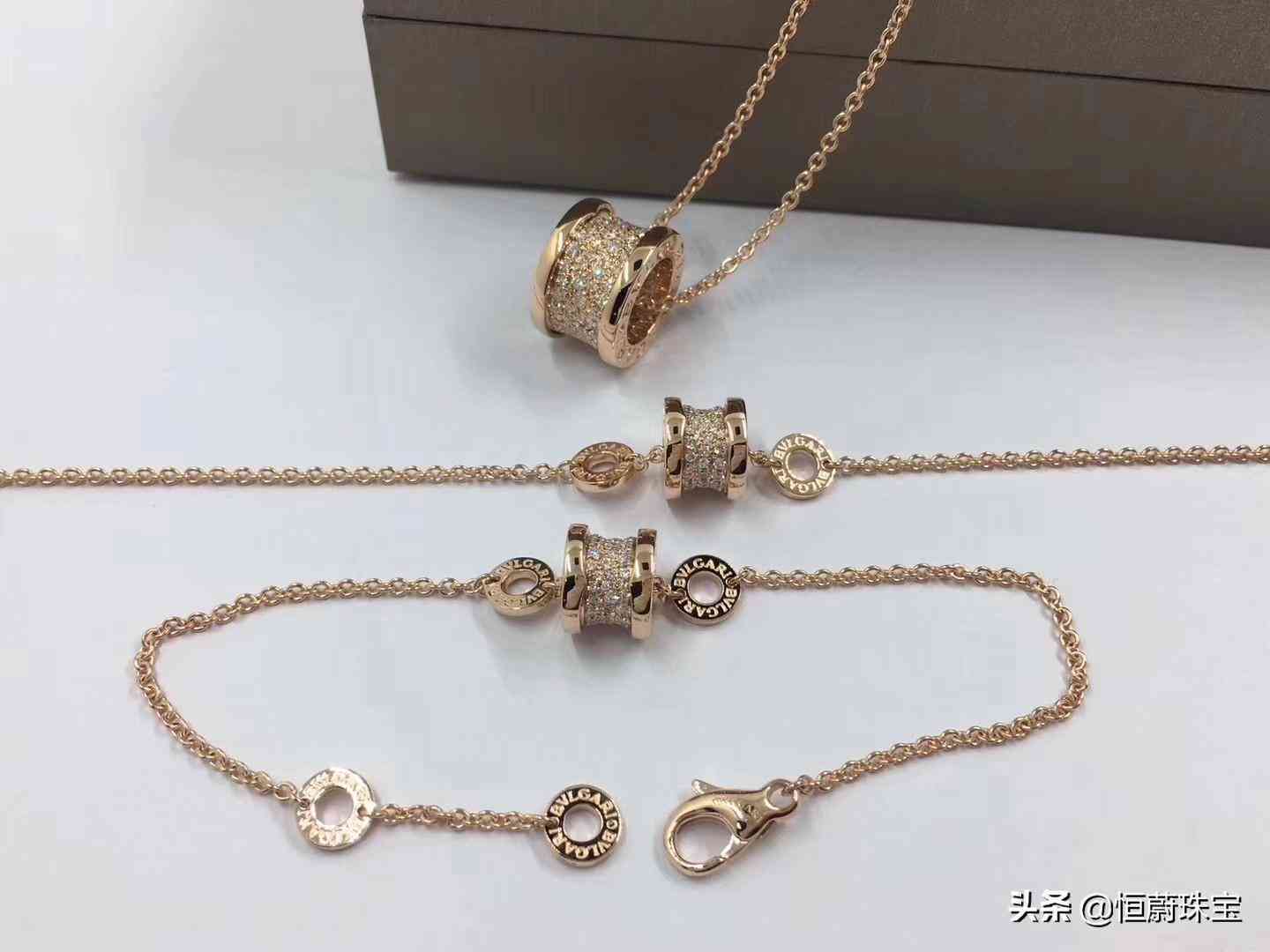 奢侈品手链品牌排行榜前十名(奢侈品手链图片大全)插图16 奢侈品手链品牌排行榜前十名(奢侈品手链图片大全)插图16