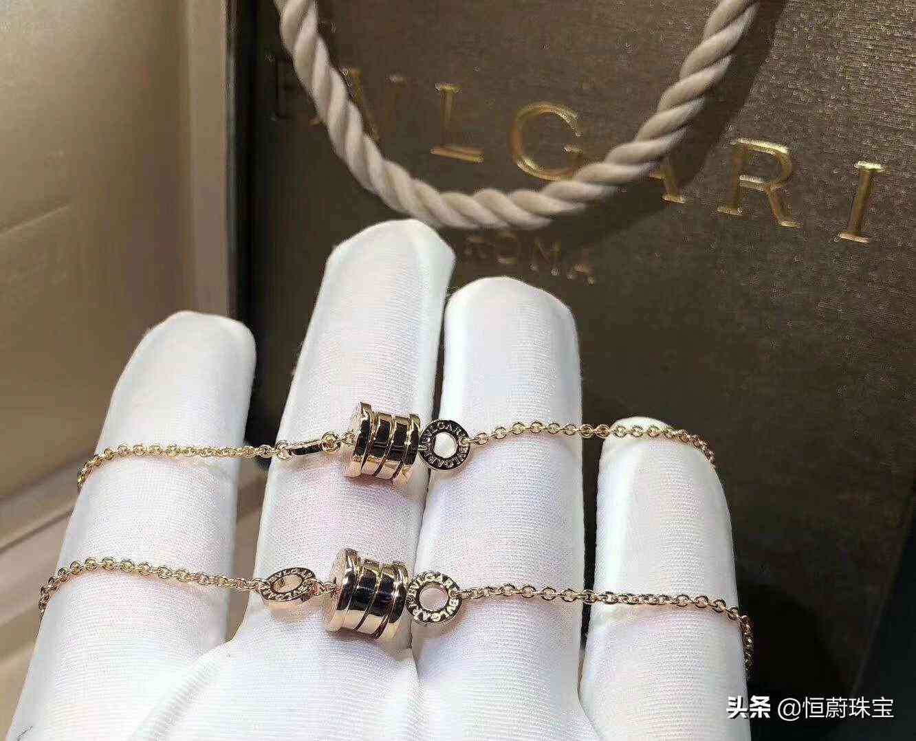 奢侈品手链品牌排行榜前十名(奢侈品手链图片大全)插图17 奢侈品手链品牌排行榜前十名(奢侈品手链图片大全)插图17