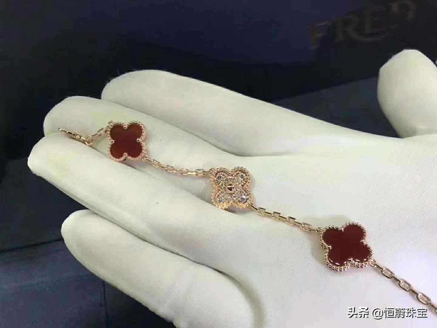 奢侈品手链品牌排行榜前十名(奢侈品手链图片大全)插图28 奢侈品手链品牌排行榜前十名(奢侈品手链图片大全)插图28