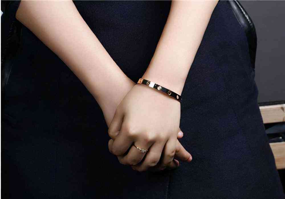 卡地亚戒指真假对比(卡地亚戒指真假辨别图解)