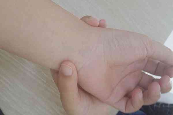 长期戴银手镯的好处(长期戴银手镯的好处和坏处)插图1