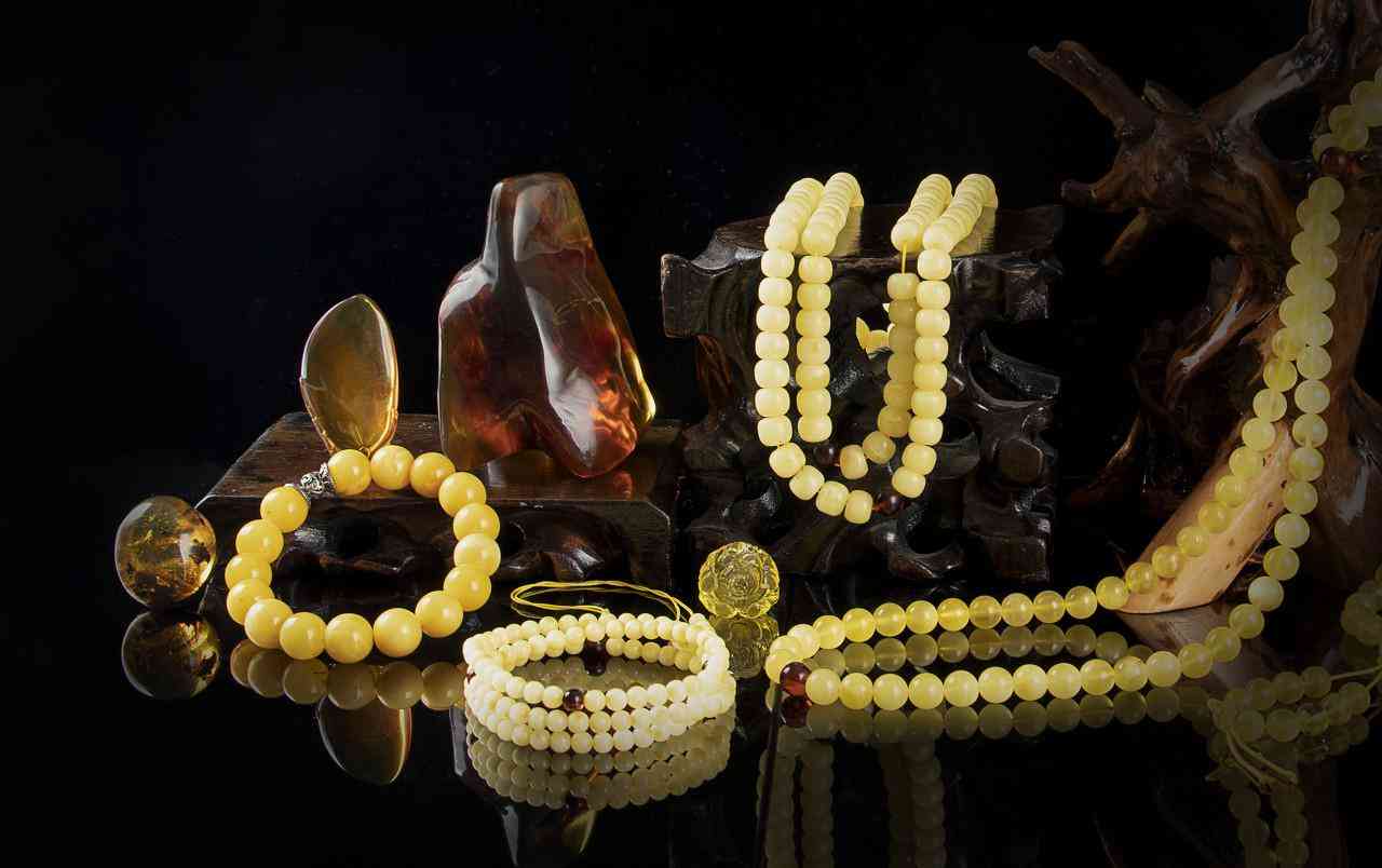 琥珀和蜜蜡的区别(琥珀和蜜蜡的区别都有什么作用)