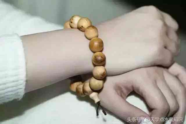 碧玺手链戴左手还是右手(碧玺手链戴左手还是右手旺夫)插图2