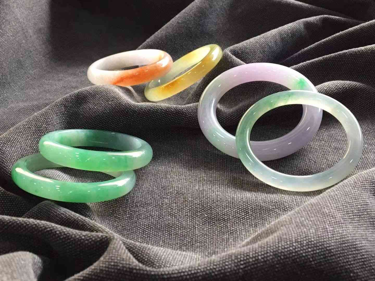 不懂翡翠该怎么买手镯(买翡翠到哪个平台买正规)