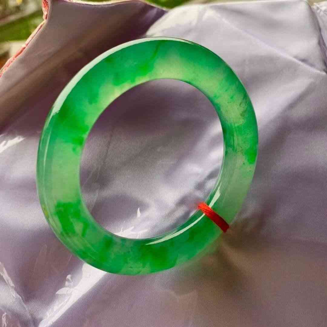 不懂翡翠该怎么买手镯(买翡翠到哪个平台买正规)插图6