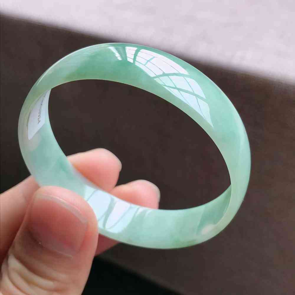 不懂翡翠该怎么买手镯(买翡翠到哪个平台买正规)插图7