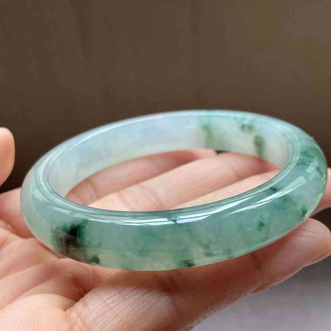 不懂翡翠该怎么买手镯(买翡翠到哪个平台买正规)插图10