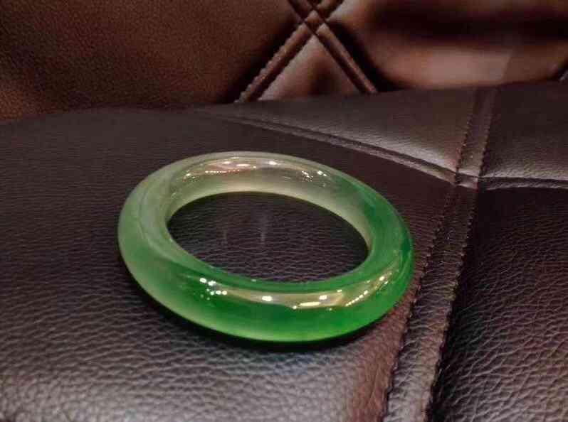 不懂翡翠该怎么买手镯(买翡翠到哪个平台买正规)插图14