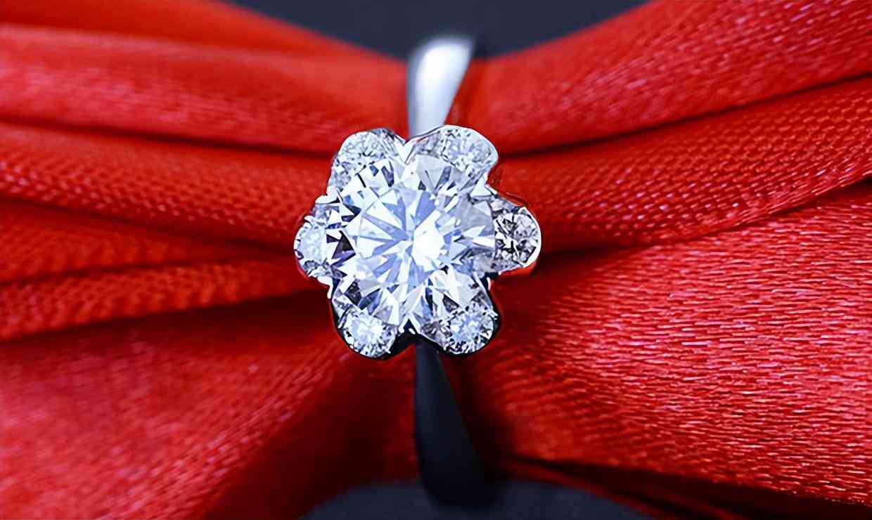 一克拉戒指大概多少钱(一克拉戒指大概多少钱啊)插图1