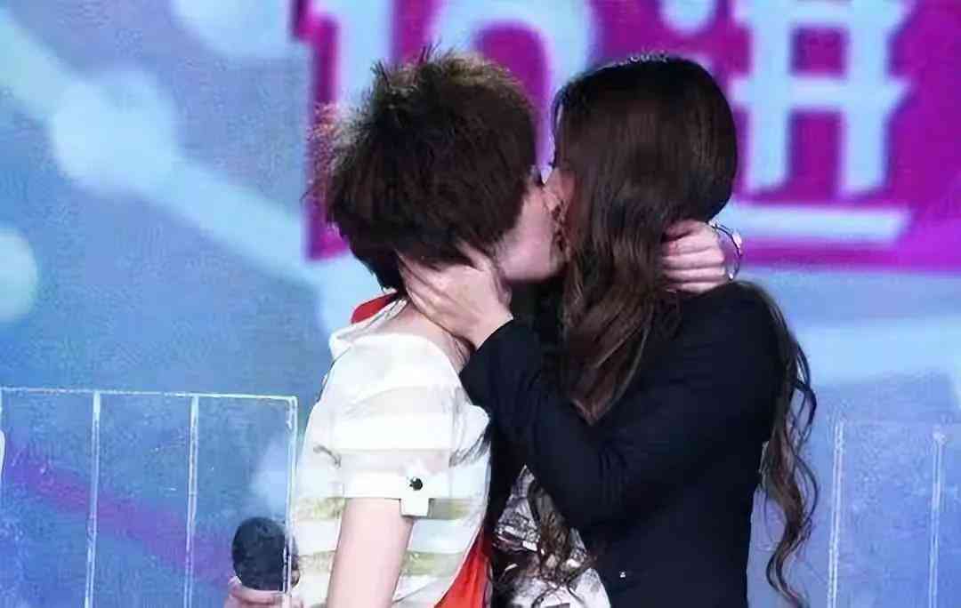 蒂芙尼十字架项链(蒂芙尼十字架项链金)插图8