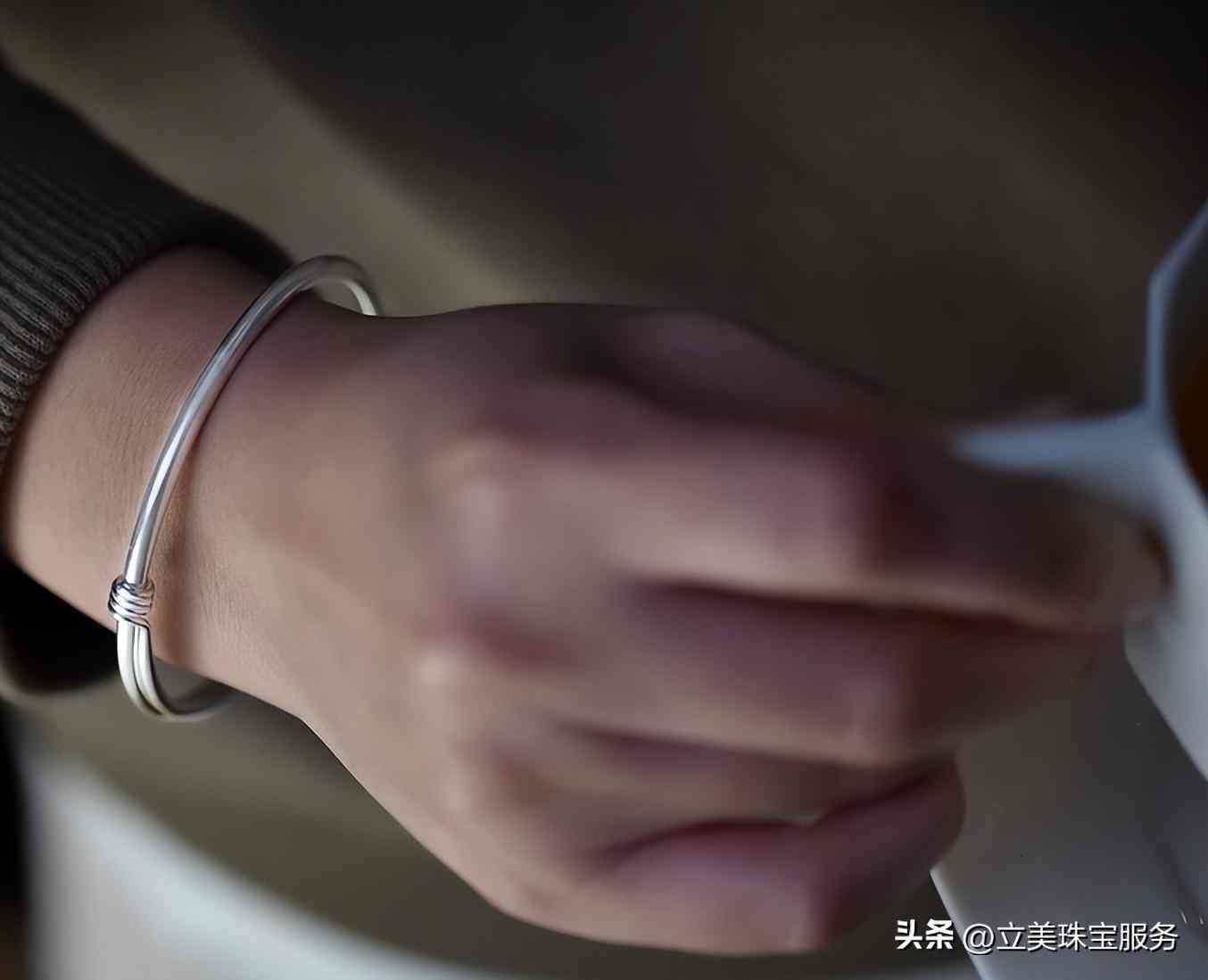 银镯子戴哪只手(银镯子戴哪只手好一点)插图1 银镯子戴哪只手(银镯子戴哪只手好一点)插图1