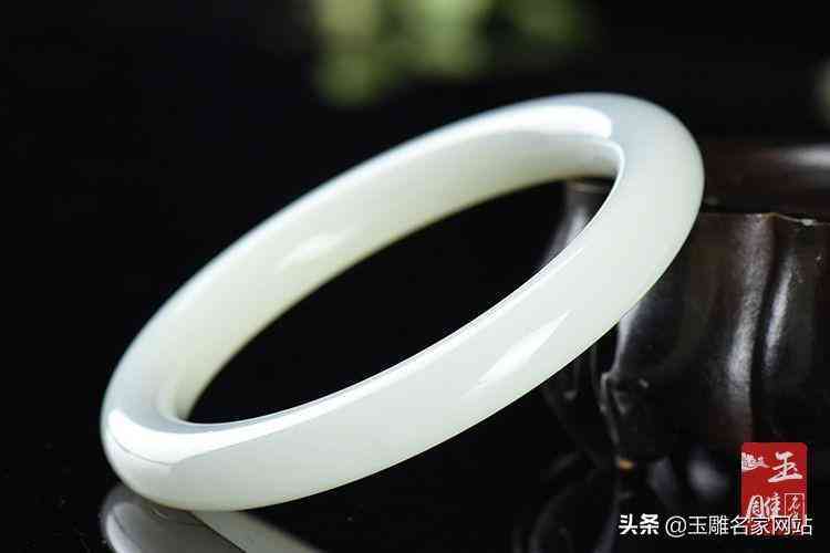 玉镯鉴别最简单方法(翡翠鉴别最简单方法水泡)插图2