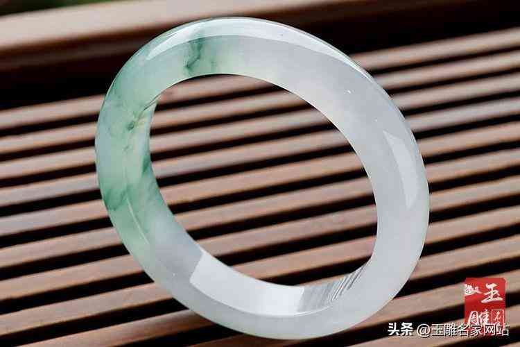 玉镯鉴别最简单方法(翡翠鉴别最简单方法水泡)插图4