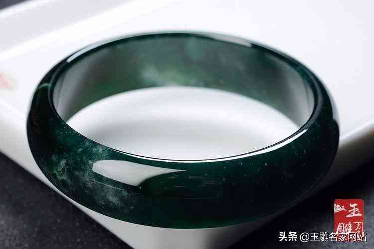 玉镯鉴别最简单方法(翡翠鉴别最简单方法水泡)插图5